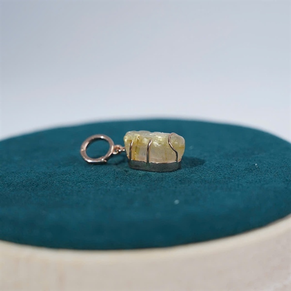 Charm cụ tỳ hưu tóc vàng size trung +