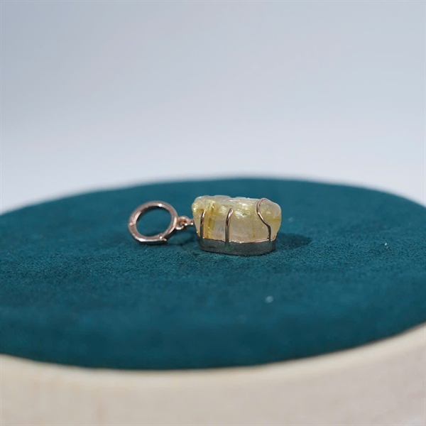 Charm cụ tỳ hưu tóc vàng size trung +