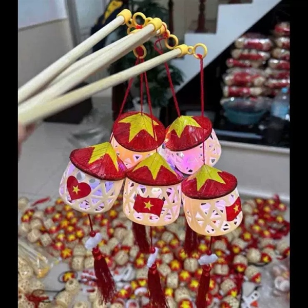 Đèn lồng giỏ nhựa nón cờ