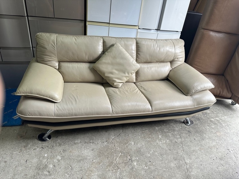 Ghế sofa da 3 chỗ màu ghi đen nitori