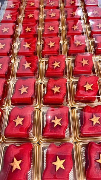 Bánh trung thu lá cờ nhân cốm non mochi trứng hoàng kim