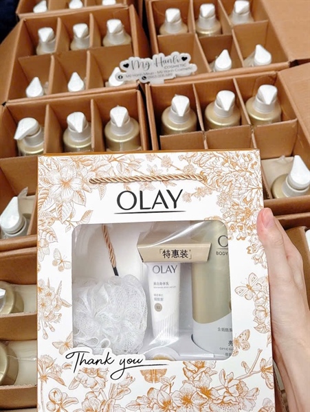 Sét sữa tắm Olay + dưỡng thể + bông tắm