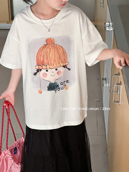 Áo thun cô gái đội mũ len - Trắng