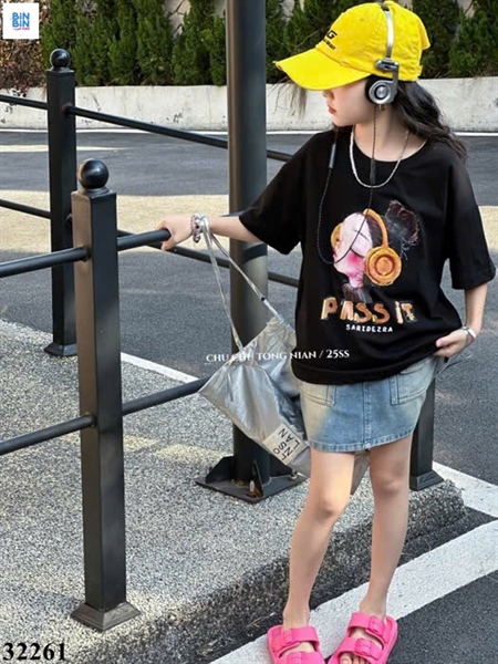32261- Áo thun cô gái đeo tai nghe - Đen