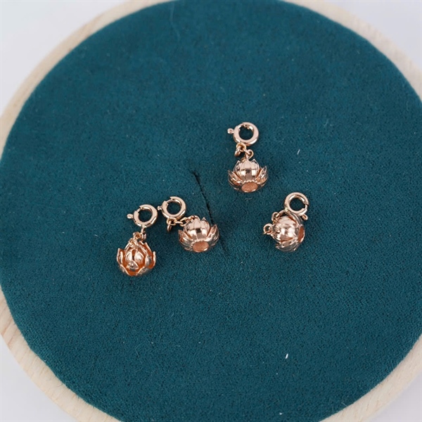 Charm vàng hoa sen móc nhỏ +