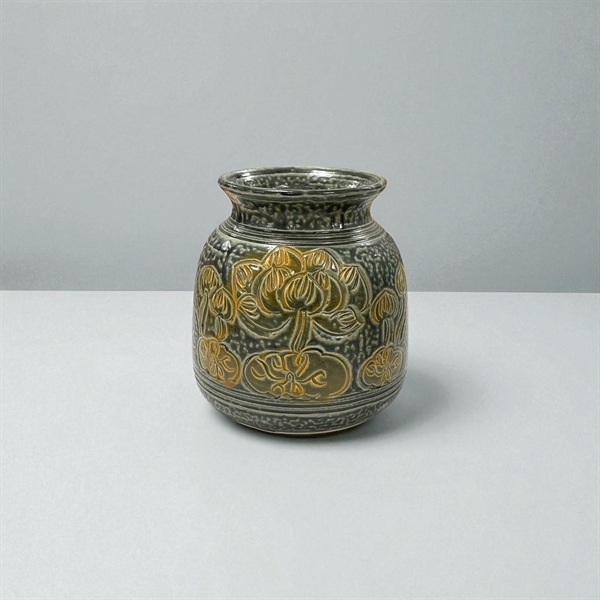 Bình hoa gốm sứ xanh vẽ sen vai vuông thấp