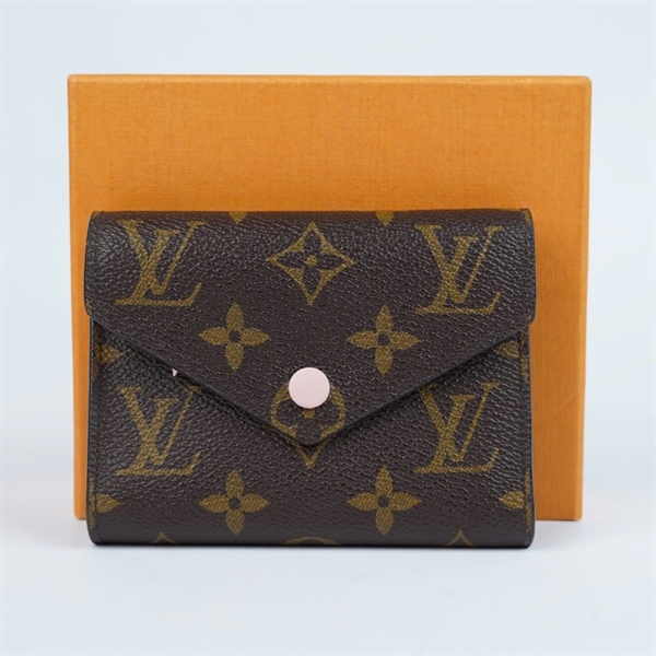 Ví LV hoa nâu gập 3 nút hồng (SF4167) (LT) KG+