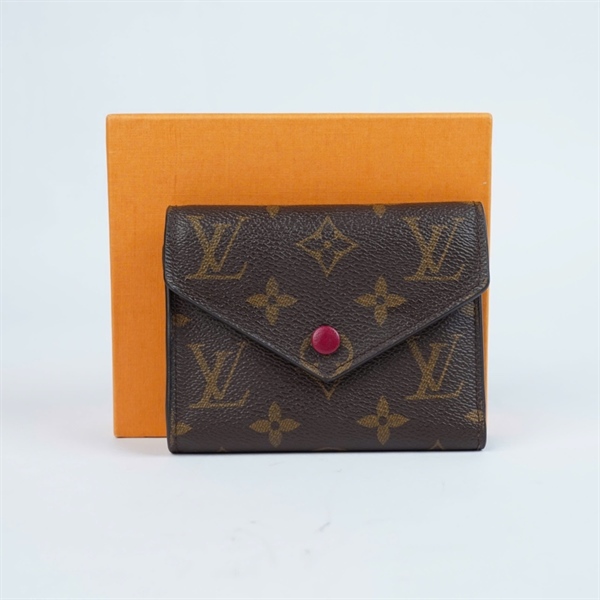 Ví LV hoa nâu gập 3 nút đỏ (MI4127) (LT) KG+