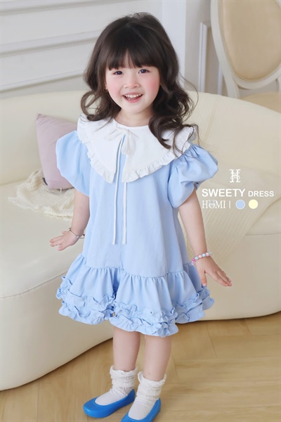 Váy xanh cổ trắng viền bèo