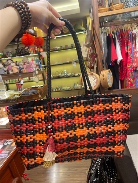 Túi nhựa mềm gắn charm (có lót)