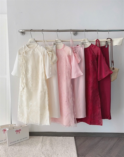 [AH] Set áo dài tơ thêu nổi cổ tết đính nơ + quần lụa + túi rút