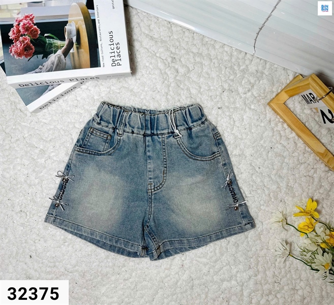 32375 - Quần short jean xanh đính nơ tim