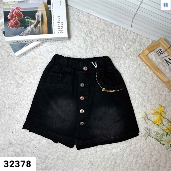 32378- Quần short jean đen giả váy túi thêu Jeaseyou