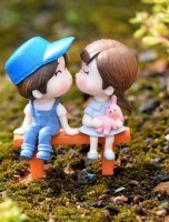 CẶP ĐÔI NGỒI GHẾ HÔN NHAU
