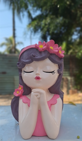 CÔ GÁI LỚN ĐEO CÀI TÓC