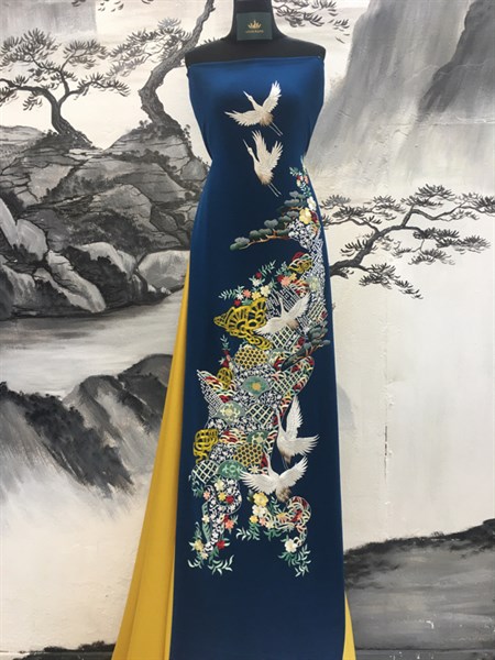 V xanh cổ vịt thêu tay