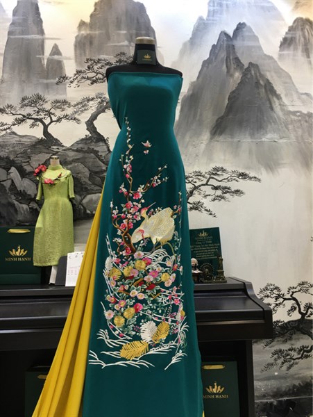 V Thêu tay xanh lý