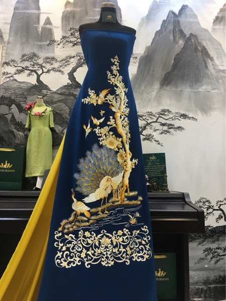 V Thêu tay xanh cổ vịt