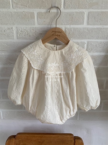 Suit kem cổ diềm tròn họa tiết hoa dọc Jenny