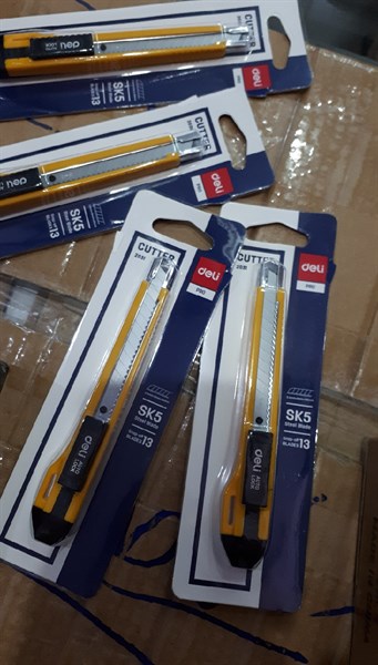 Dao rọc giấy deli 2031