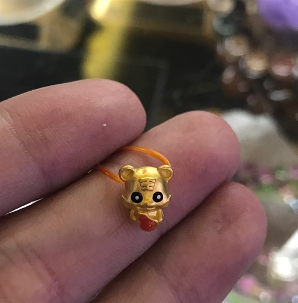 182-VDT-(004.323.1C)-CHARM MÈO ÔM BÌNH ĐỎ