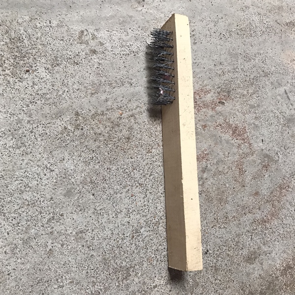 Bàn Chải Sắt Cán Gỗ