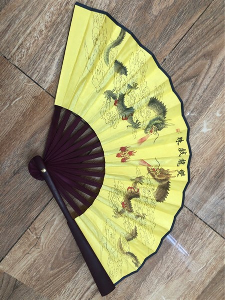 Quạt xếp gỗ nhỏ