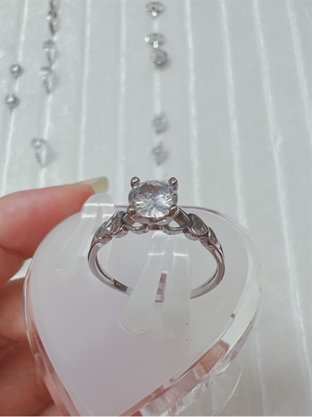 Nhẫn đai tiêm đá cao