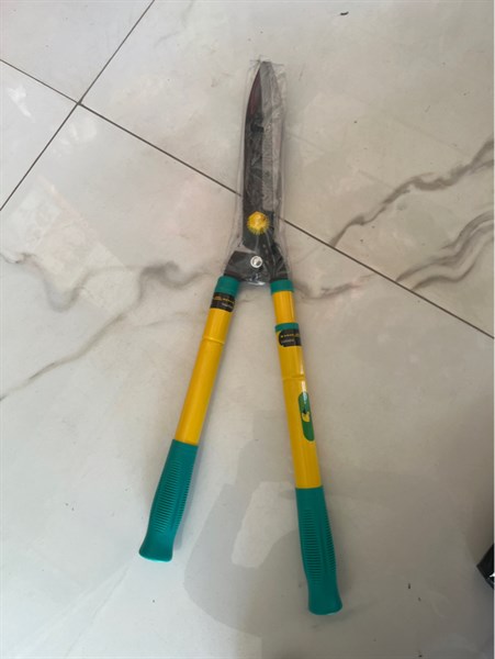 Kéo tỉa hàng rào xanh
