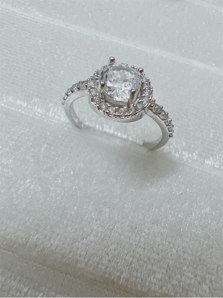 Nhẫn halo đá cao 4 chấu