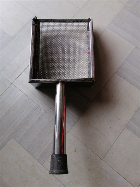 Sàng cát cho gà lớn