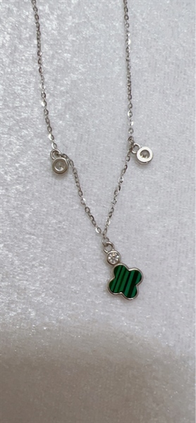 Lắc chân cỏ xanh lá