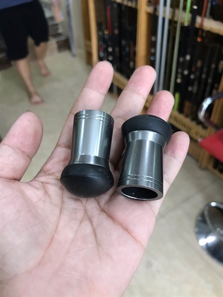 Núm đít kim loại nhựa