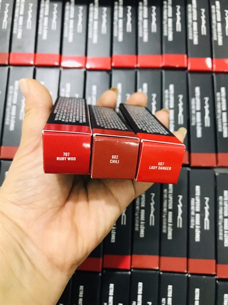 Son MAC 707 Ruby Woo - màu đỏ cổ điển
