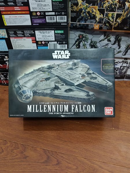 NODEL KIT BANDAI MILLENNIUM FALCON (THE FORCE AWAKENS) 1/144