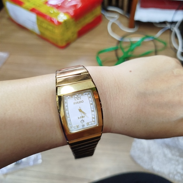 Đồng hồ nữ Rado vàng mặt vuông KG+