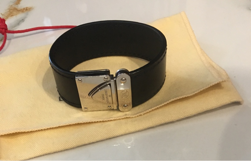 Vòng LV màu đen +