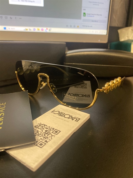 Kính Versace đen gọng vàng KG+