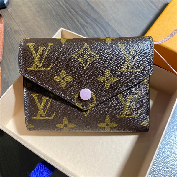 Ví LV nút hồng +