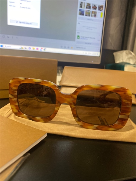 Kính Buberry nâu chữ B KG+