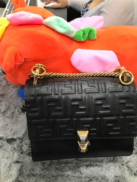 Túi Fendi Đen 19cm KG+