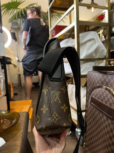 Túi LV đeo chéo viền đen +
