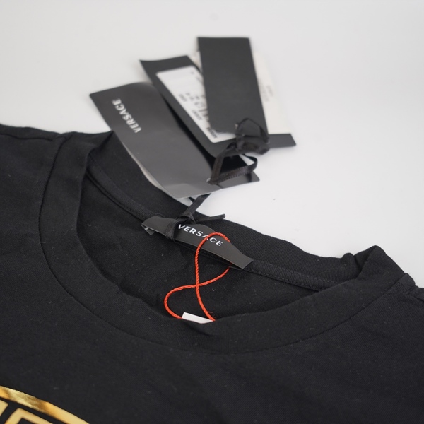 Áo thun Versace đen logo vàng KG+