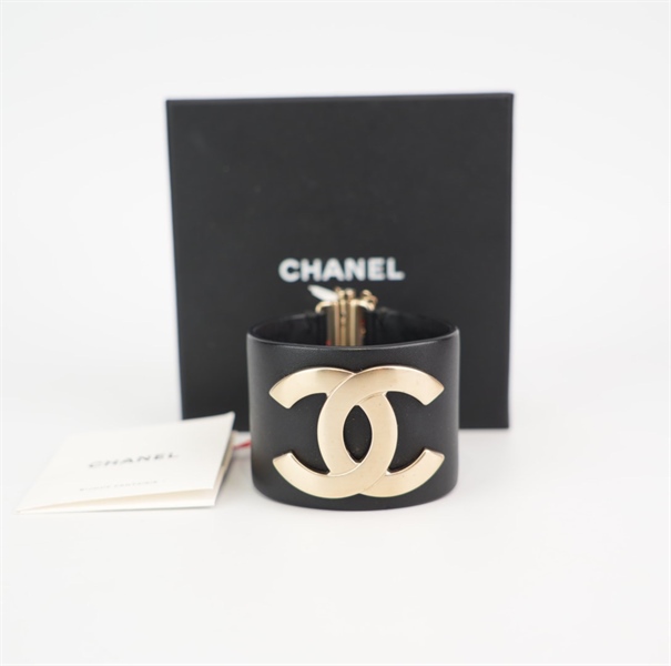 Vòng tay Chanel đen KG+