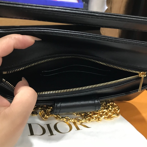 Túi clutch Dior đen logo vàng +