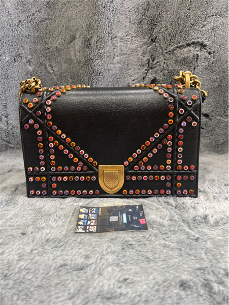 Túi Dior đen đính đinh hoa+