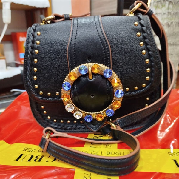 Túi xách Miu Miu đen gắn đinh 19cm KG+