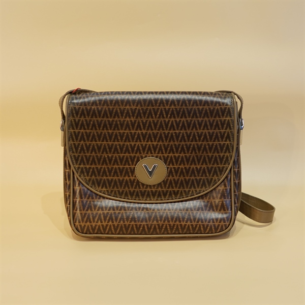 Túi đeo chéo Valentino chữ V nâu KG+