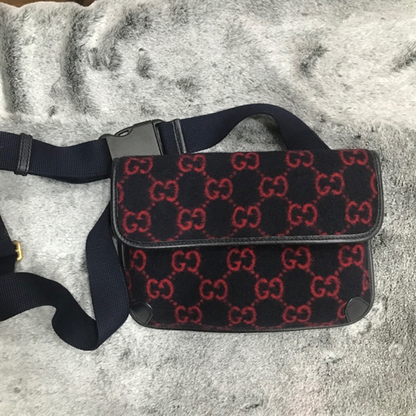 Túi đeo chéo GG đen viền chữ đỏ +