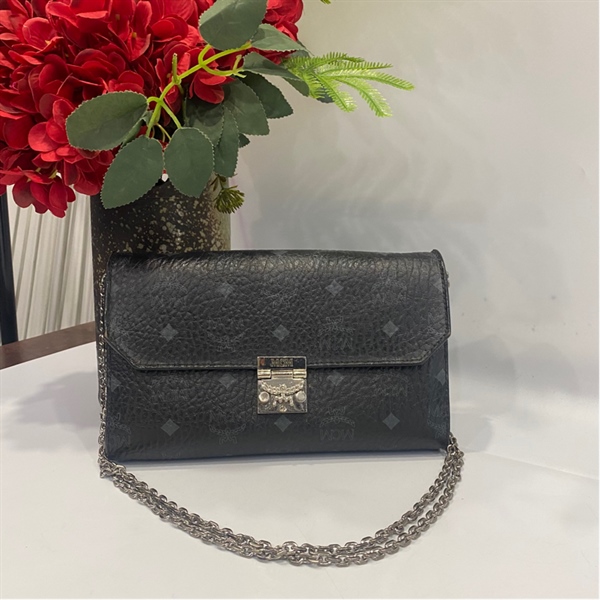 Túi xách MCM đen xích trắng KG+